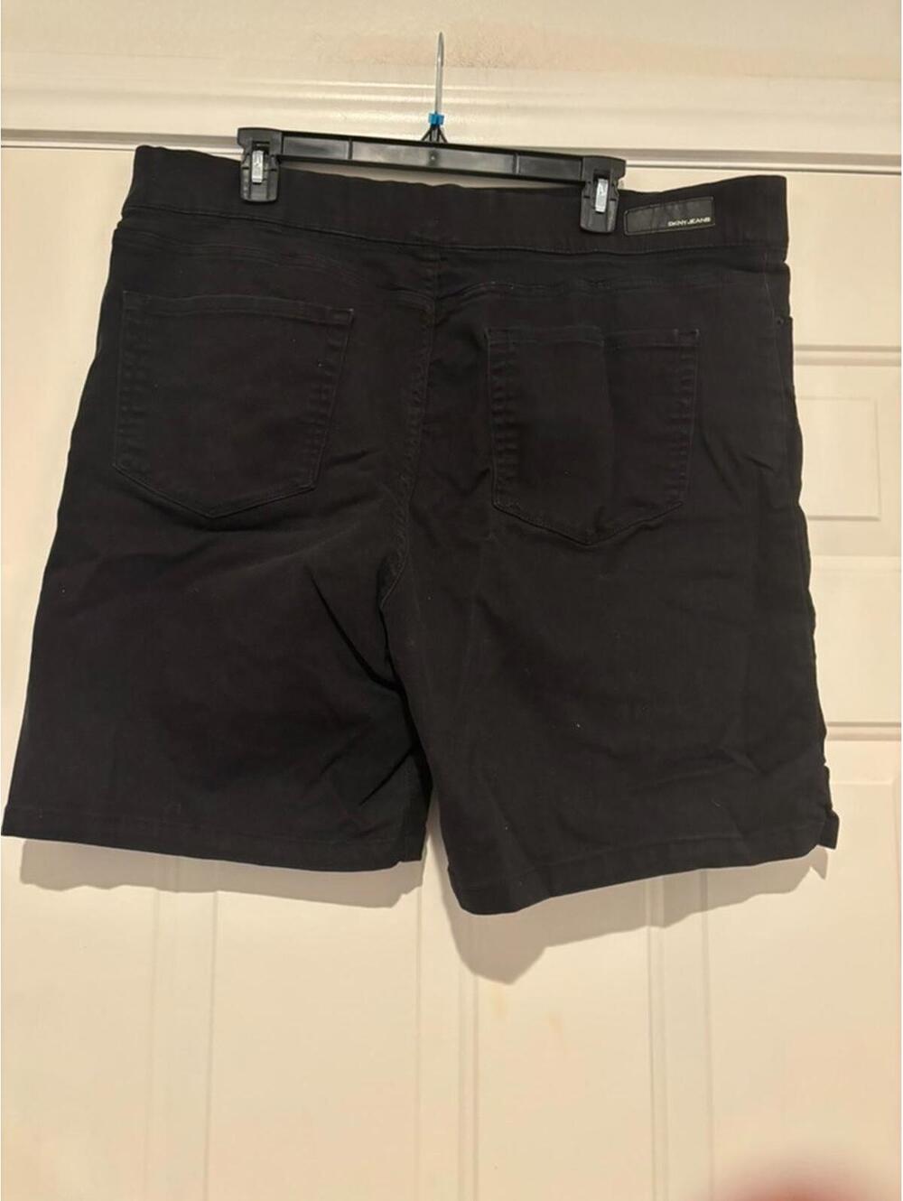 Womens sz 12 Chicos So‎ Slimming black shorts #572